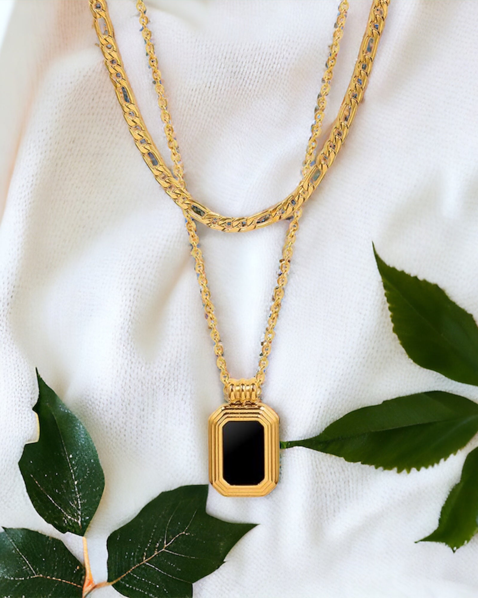 Antitarnish
Waterproof
Sweatproof
Hypoallergenic
18K Gold Plated
Stainless Steel
Long Lasting