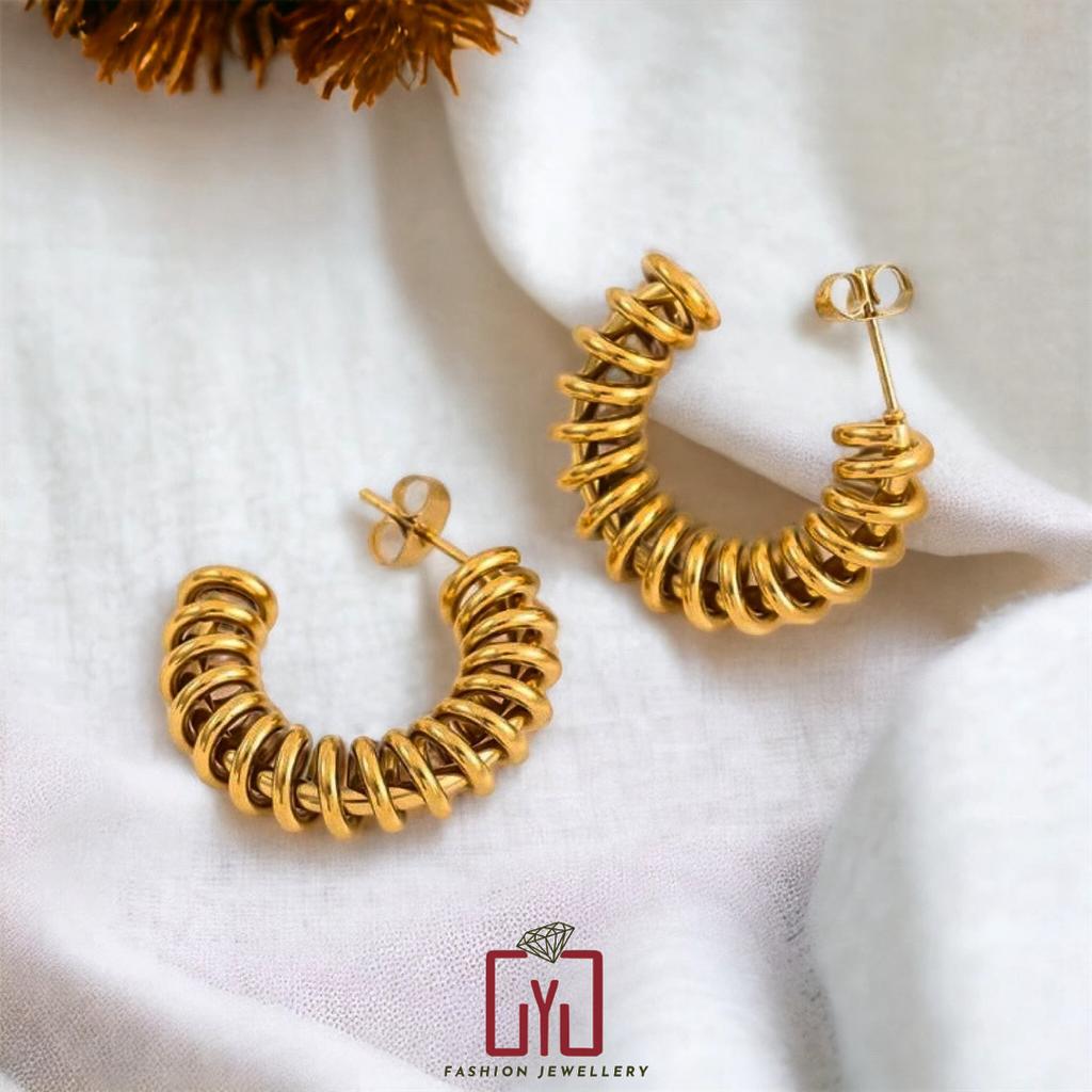 Antitarnish
Waterproof
Sweatproof
Hypoallergenic
18K Gold Plated
Stainless Steel
Long Lasting