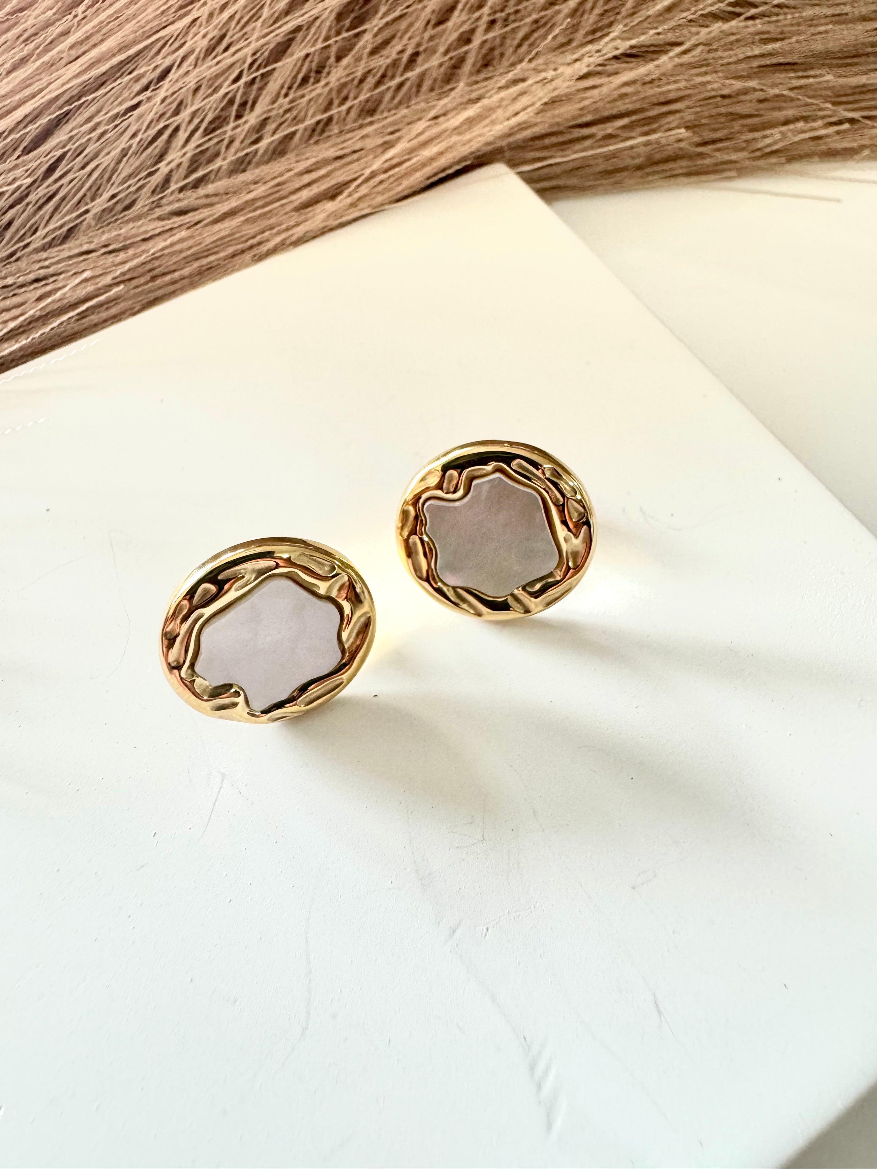 Vintage Round 18K Gold Plated Antitarnish Earrings with White Shell